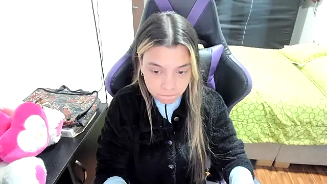 Snapshot of LuisaReyes_2911 chatting on October 18, 2:14 am LuisaReyes 2911 online show from October 18, 2:14 am