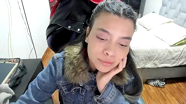 Snapshot of LuisaReyes_2911 chatting on January 18, 2:48 am LuisaReyes 2911 online show from January 18, 2:48 am