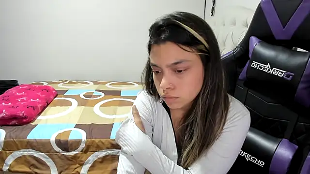 Snapshot of LuisaReyes_2911 chatting on April 20, 1:30 am LuisaReyes 2911 online show from April 20, 1:30 am