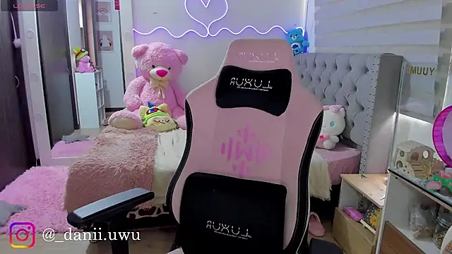 CuteDani  online show from July 17, 5:29 pm