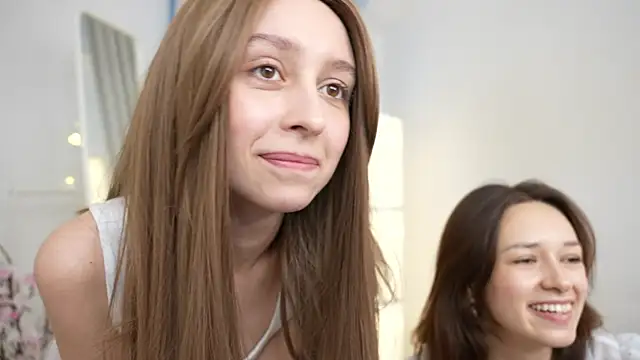 VivianLy  online show from December 5, 9:50 am