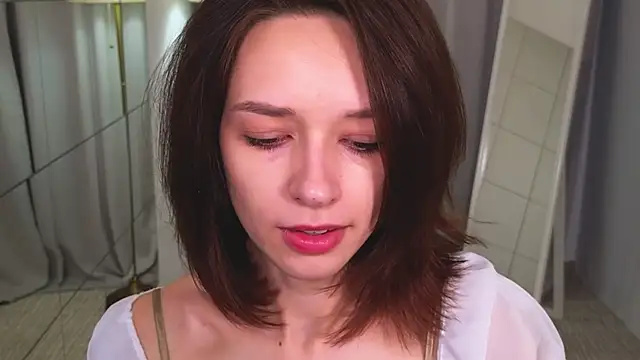 VivianLy  online show from December 27, 11:28 am