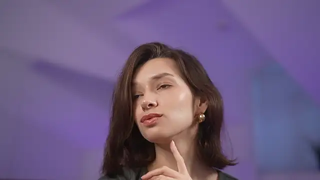 VivianLy  online show from January 9, 7:52 am