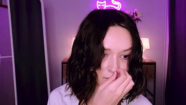 VivianLy  online show from February 2, 12:35 pm