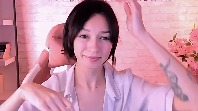 VivianLy  online show from January 10, 11:01 am