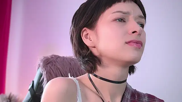 VivianLy  online show from March 1, 11:01 am