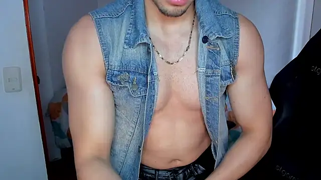Snapshot of Tommy_Bred chatting on July 1, 7:46 pm Tommy Bred online show from July 1, 7:46 pm
