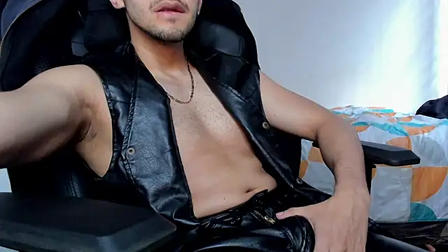 Snapshot of Tommy_Bred chatting on July 10, 7:38 pm Tommy Bred online show from July 10, 7:38 pm