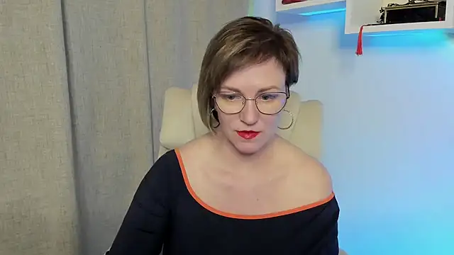 Snapshot of feliziaDesire chatting on May 6, 12:21 pm feliziaDesire online show from May 6, 12:21 pm