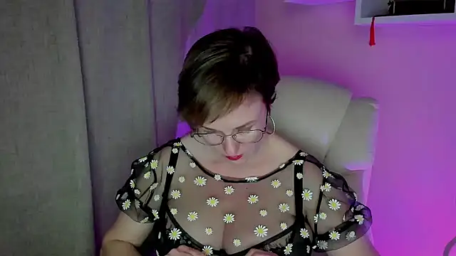 Snapshot of feliziaDesire chatting on June 2, 7:05 pm feliziaDesire online show from June 2, 7:05 pm