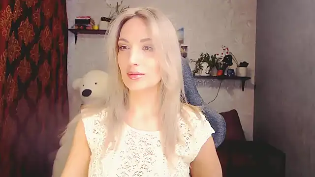 Snapshot of MillaXQueen chatting on March 17, 10:27 am MillaXQueen online show from March 17, 10:27 am