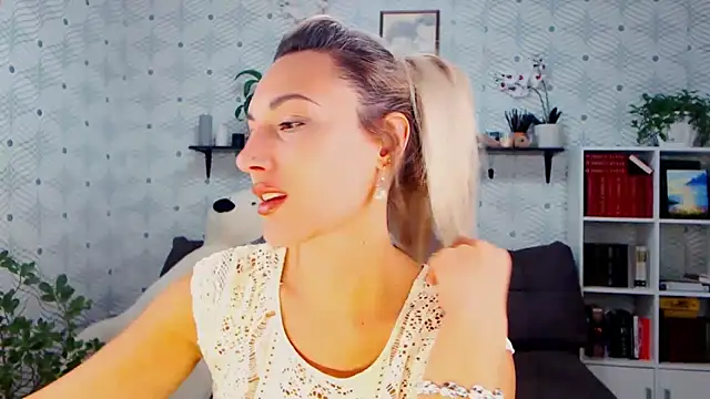 Snapshot of MillaXQueen chatting on October 15, 2:06 pm MillaXQueen online show from October 15, 2:06 pm