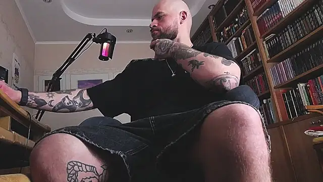 Snapshot of FindomJason chatting on June 4, 10:43 am FindomJason online show from June 4, 10:43 am