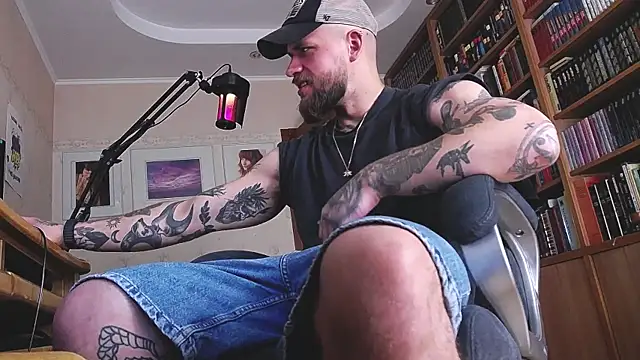 Snapshot of FindomJason chatting on June 5, 1:17 pm FindomJason online show from June 5, 1:17 pm