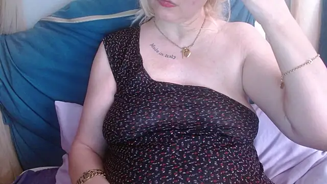 Snapshot of martachatte chatting on May 6, 8:30 am martachatte online show from May 6, 8:30 am