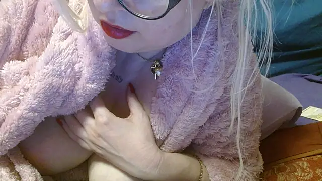 Snapshot of martachatte chatting on May 6, 8:36 pm martachatte online show from May 6, 8:36 pm