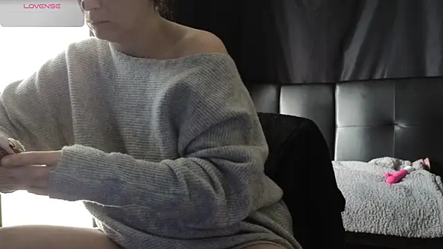 Mia G0ld online show from March 4, 2:23 pm