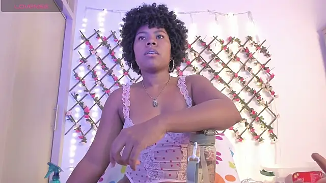 Snapshot of naughty_ebonyy chatting on June 18, 12:33 am naughty ebonyy online show from June 18, 12:33 am