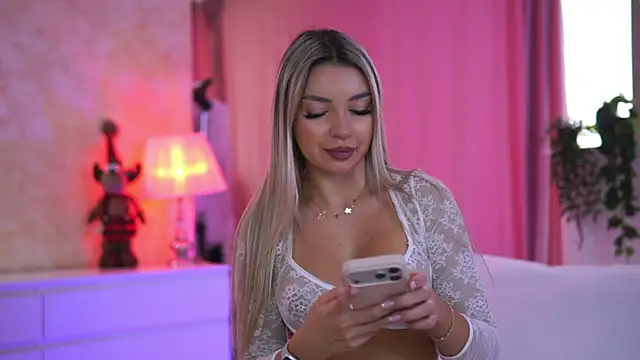 Snapshot of ArtTeasee chatting on December 15, 9:24 am ArtTeasee online show from December 15, 9:24 am