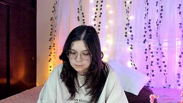 Snapshot of Mey_moon chatting on December 11, 11:21 pm Mey moon online show from December 11, 11:21 pm