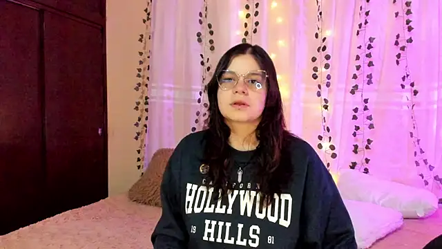 Snapshot of Mey_moon chatting on December 12, 11:25 pm Mey moon online show from December 12, 11:25 pm