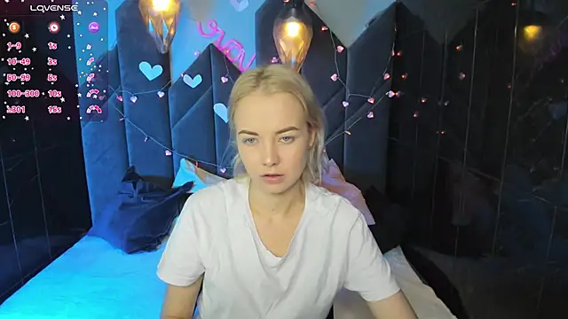 Snapshot of StephanieSweety chatting on February 14, 2:02 pm StephanieSweety online show from February 14, 2:02 pm