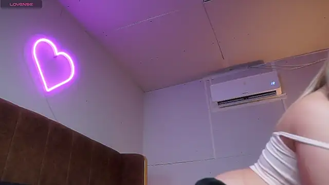 laybunny1 online show from July 18, 1:32 am