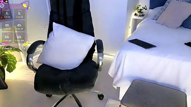 Snapshot of missmiamore chatting on October 20, 1:33 pm missmiamore online show from October 20, 1:33 pm