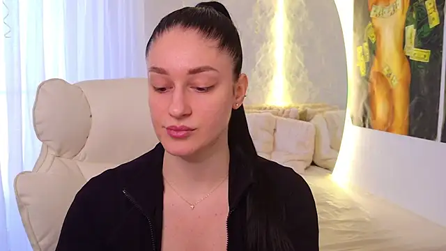 moniqque online show from May 3, 10:10 am