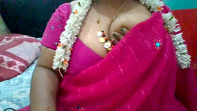 Snapshot of archanatelugu9 chatting on February 6, 6:18 am archanatelugu9 online show from February 6, 6:18 am