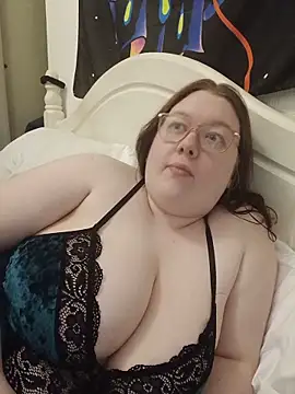 Snapshot of Sexycurvyemilyy chatting on June 6, 9:08 pm Sexycurvyemilyy online show from June 6, 9:08 pm