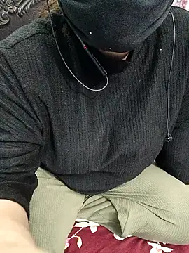 Snapshot of Sexybomb33 chatting on January 2, 3:29 pm Sexybomb33 online show from January 2, 3:29 pm