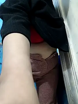 Snapshot of Sexybomb33 chatting on January 3, 4:55 am Sexybomb33 online show from January 3, 4:55 am