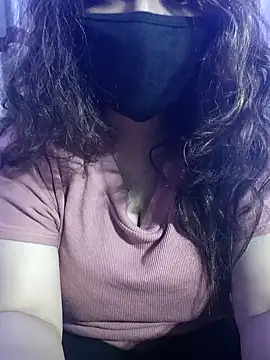 Snapshot of Sexybomb33 chatting on January 15, 1:20 pm Sexybomb33 online show from January 15, 1:20 pm