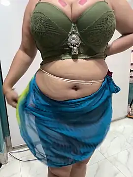 Snapshot of Sexybomb33 chatting on October 24, 8:22 am Sexybomb33 online show from October 24, 8:22 am