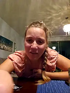 Snapshot of SkyelarSommer chatting on October 30, 4:47 am SkyelarSommer online show from October 30, 4:47 am