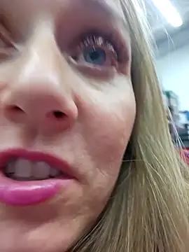 Snapshot of SkyelarSommer chatting on December 16, 2:49 am SkyelarSommer online show from December 16, 2:49 am