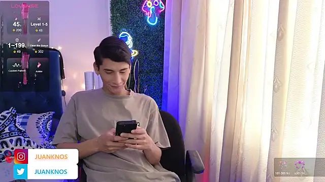 Snapshot of by_pandora chatting on June 10, 5:23 pm by pandora online show from June 10, 5:23 pm