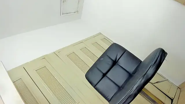 Snapshot of MissCarolinne chatting on January 5, 5:41 am MissCarolinne online show from January 5, 5:41 am