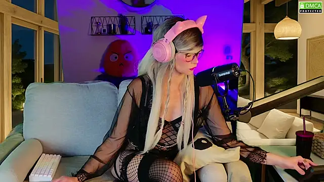 Kittychatte online show from November 4, 5:45 pm