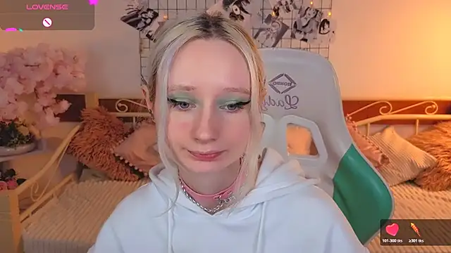 Snapshot of Katia_Kim chatting on February 17, 6:43 am Katia Kim online show from February 17, 6:43 am