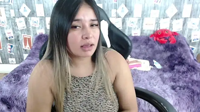 Snapshot of SaraCrow chatting on February 9, 8:22 am SaraCrow online show from February 9, 8:22 am