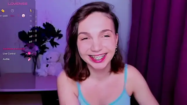 Snapshot of KindHazelHere_ chatting on May 5, 7:33 pm KindHazelHere online show from May 5, 7:33 pm