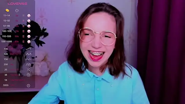Snapshot of KindHazelHere_ chatting on June 5, 7:19 pm KindHazelHere online show from June 5, 7:19 pm