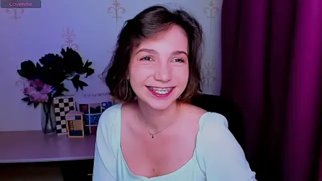 Snapshot of KindHazelHere_ chatting on August 4, 5:43 am KindHazelHere online show from August 4, 5:43 am