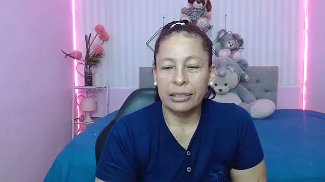 Snapshot of mature_martina chatting on May 22, 10:37 pm mature martina online show from May 22, 10:37 pm