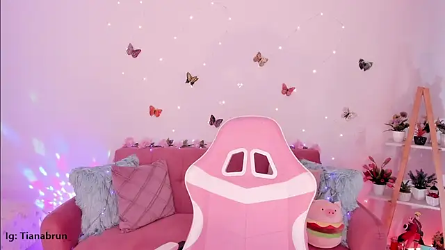 Zara uwu  online show from October 16, 11:33 am