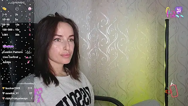 Snapshot of xx_adrihanna_xx chatting on May 17, 6:04 pm xx adrihanna xx online show from May 17, 6:04 pm