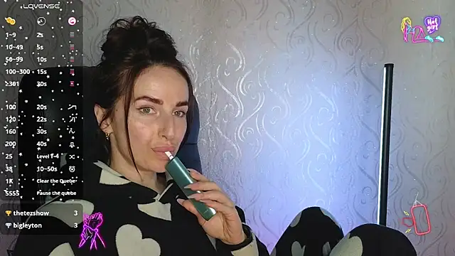 Snapshot of xx_adrihanna_xx chatting on May 19, 4:35 pm xx adrihanna xx online show from May 19, 4:35 pm