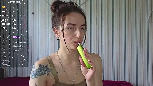Snapshot of xx_adrihanna_xx chatting on June 17, 6:05 am xx adrihanna xx online show from June 17, 6:05 am